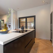 Wanden in krijtverf PALLADIO / houtwerk zijdemat lakverf EBANO