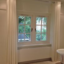 Badkamer / linnen gordijnen met zeilring aan chromen roede