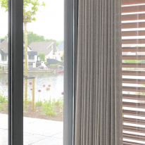 Wavegordijnen aan zwarte roederails Wavegordijnen aan zwarte roederails