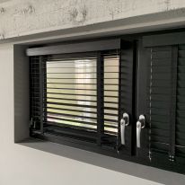 Horizontale lamel in bamboehout met draadspanners voor kantelraam