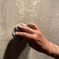 SJABLOONSTUC BEWERKT MET KLEUREN PIOMBO EN BETON