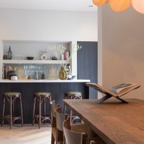 Keuken met leuke tegeltjes op achterwand