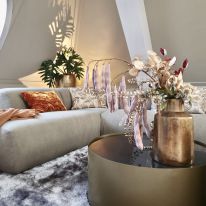 Tafels met marmeren bladen en kussens met 'gouddraad'