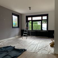 Schilderwerk in progress, alle kozijnen en verwarming matzwart gemaakt