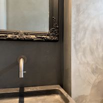 Toilet wanden in stuc-techniek met metalicverf TIN en kalkverf PALLADIO