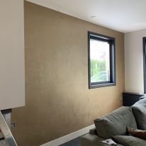 Wand opgezet in de stuuktechniek in de metallicverf kleur Bronze van Carte Colori