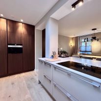 Prachtige wandkasten met inbouwapparatuur voorheen bijkeuken