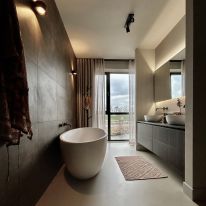 Badkamer inbetween wavegordijnen van Carlucci