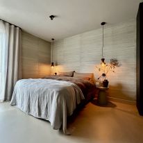 Ouderslaapkamer / stoere houten hanglampen