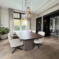 Robuuste tafel met visgraatmotief en ovale poot