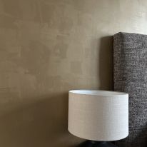Wand achter bed Metalicstuc in Bronze van Carte Colori