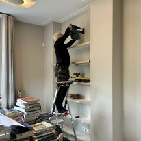 Planken zwevend bevestigd