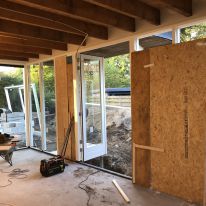 Plafond keuken eruit, balken in zicht