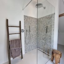 Douche voorzien van een eye-catcher in pebble-stones