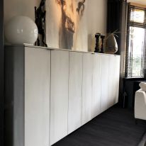 Kast en wand afgewerkt in de kalkverf kleur Beton van Carte Colori